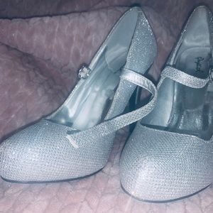 Women’s Qupid Silver Heels Size 7